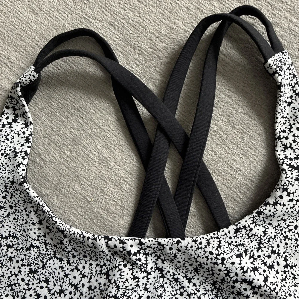 Lululemon Energy Bra Women's Size 8 Black‎ White Ditsy Daisy Cross Back Straps